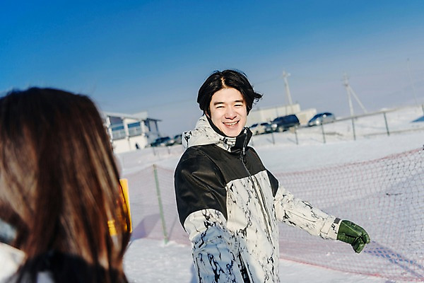 포토 JPG 주간 커플 여자 남자 겨울 스키장 미소 상반신 20대 성인 야외 두명 옆모습 걷기 손잡기 다정 한국인 눈 몽골 성인만 국내포토 자연요소 계절 아시아 뷰포인트 컨셉 관계 모션 날씨 표정 사람 동양인 청년 파일형식