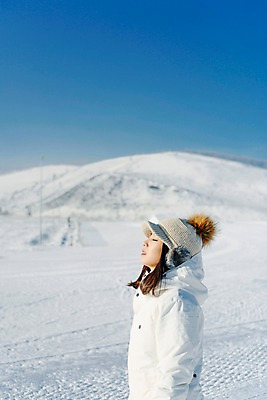 포토 JPG 주간 여자 겨울 하늘 스키장 한명 서기 상반신 20대 성인 야외 옆모습 눈감음 한국인 눈 몽골 성인여자한명만 국내포토 자연요소 1 계절 아시아 뷰포인트 모션 날씨 사람 동양인 청년 여자한명만 성인여자만 파일형식