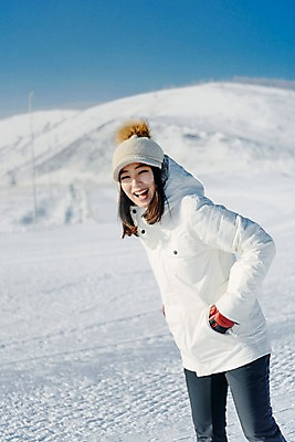 포토 JPG 주간 여자 겨울 스키장 한명 서기 미소 상반신 20대 성인 야외 옆모습 한국인 눈 몽골 성인여자한명만 국내포토 자연요소 1 계절 아시아 뷰포인트 모션 날씨 표정 사람 동양인 청년 여자한명만 성인여자만 파일형식