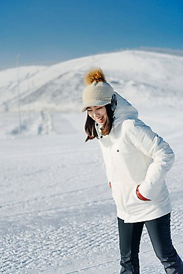 포토 JPG 주간 여자 겨울 스키장 한명 서기 미소 상반신 20대 성인 야외 옆모습 한국인 눈 몽골 성인여자한명만 국내포토 자연요소 1 계절 아시아 뷰포인트 모션 날씨 표정 사람 동양인 청년 여자한명만 성인여자만 파일형식