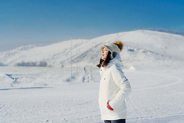 포토 JPG 주간 여자 겨울 스키장 한명 서기 미소 상반신 20대 성인 야외 옆모습 눈감음 한국인 눈 몽골 성인여자한명만 국내포토 자연요소 1 계절 아시아 뷰포인트 모션 날씨 표정 사람 동양인 청년 여자한명만 성인여자만 파일형식