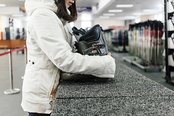 포토 JPG 여자 겨울 스키장 실내 한명 서기 상반신 20대 성인 옆모습 한국인 몽골 스키장비 대여 성인여자한명만 국내포토 1 계절 아시아 스포츠용품 뷰포인트 모션 사람 동양인 청년 내부 여자한명만 성인여자만 파일형식