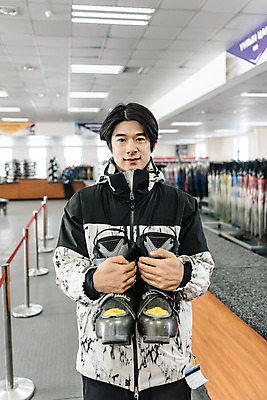 포토 JPG 남자 겨울 스키장 실내 한명 서기 들기 상반신 20대 성인 앞모습 한국인 몽골 스키장비 대여 성인남자한명만 국내포토 1 계절 아시아 스포츠용품 뷰포인트 모션 사람 동양인 청년 내부 남자한명만 성인남자만 파일형식