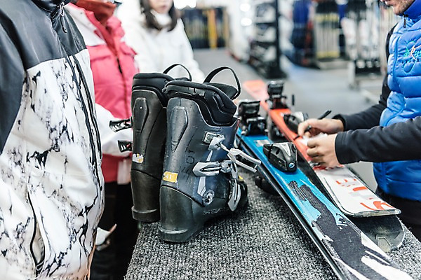 포토 JPG 커플 여자 남자 겨울 스키 스키장 실내 여러명 상반신 20대 성인 옆모습 한국인 몽골 스키장비 대여 성인만 국내포토 계절 아시아 스포츠용품 뷰포인트 다수 관계 겨울스포츠 사람 동양인 청년 내부 파일형식