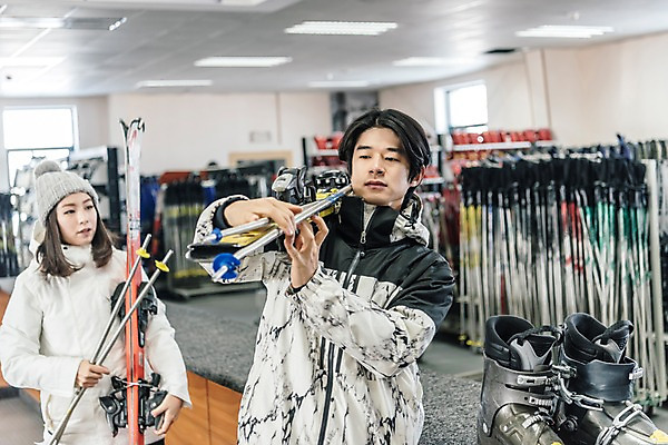포토 JPG 커플 여자 남자 겨울 스키 스키장 실내 서기 들기 상반신 20대 성인 두명 앞모습 한국인 몽골 스키장비 대여 성인만 국내포토 계절 아시아 스포츠용품 뷰포인트 관계 모션 겨울스포츠 사람 동양인 청년 내부 파일형식