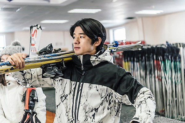 포토 JPG 커플 응시 여자 남자 겨울 스키 스키장 실내 서기 들기 상반신 20대 성인 두명 앞모습 한국인 몽골 스키장비 대여 성인만 국내포토 시선 계절 아시아 스포츠용품 뷰포인트 관계 모션 겨울스포츠 사람 동양인 청년 내부 파일형식