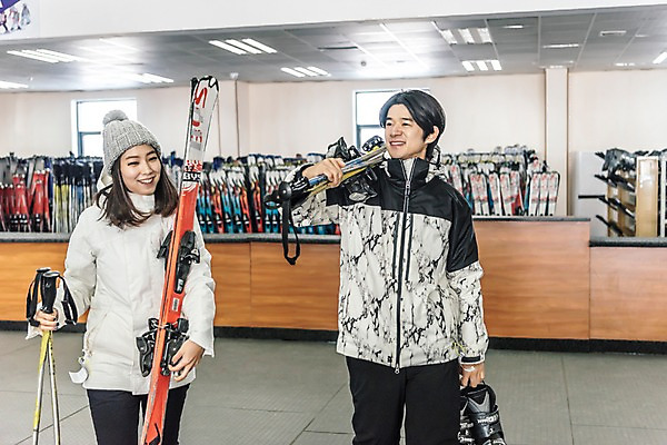 포토 JPG 커플 여자 남자 겨울 스키 스키장 실내 미소 들기 상반신 20대 성인 두명 앞모습 걷기 한국인 몽골 스키장비 대여 성인만 국내포토 계절 아시아 스포츠용품 뷰포인트 관계 모션 겨울스포츠 표정 사람 동양인 청년 내부 파일형식