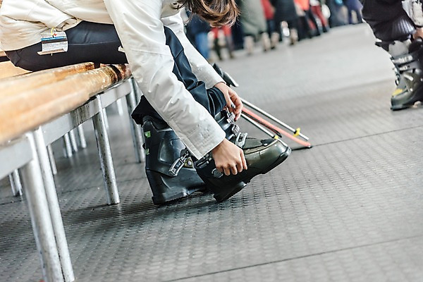 포토 JPG 여자 겨울 발 스키장 실내 한명 앉기 20대 성인 옆모습 신체부위 한국인 하반신 몽골 스키장비 스키화 착용 성인여자한명만 국내포토 1 계절 아시아 스포츠용품 뷰포인트 모션 사람 동양인 청년 내부 여자한명만 성인여자만 파일형식