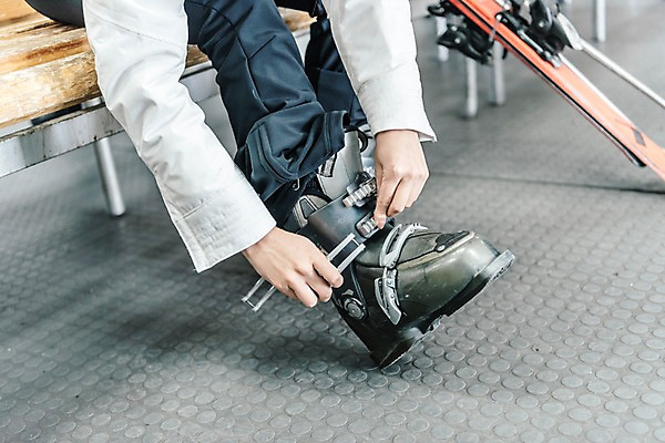 포토 JPG 여자 겨울 스키장 실내 한명 앉기 20대 성인 옆모습 한국인 하반신 몽골 스키장비 스키화 착용 성인여자한명만 국내포토 1 계절 아시아 스포츠용품 뷰포인트 모션 사람 동양인 청년 내부 여자한명만 성인여자만 파일형식