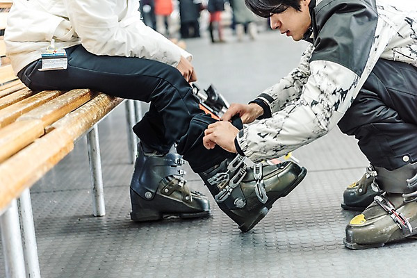 포토 JPG 전신 커플 여자 남자 겨울 스키장 실내 앉기 20대 성인 두명 옆모습 다정 한국인 하반신 몽골 성인만 국내포토 계절 아시아 뷰포인트 컨셉 관계 모션 사람 동양인 청년 내부 파일형식