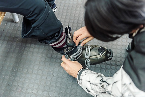포토 JPG 전신 커플 여자 남자 겨울 스키장 실내 앉기 20대 성인 두명 옆모습 다정 한국인 하반신 몽골 성인만 국내포토 계절 아시아 뷰포인트 컨셉 관계 모션 사람 동양인 청년 내부 파일형식