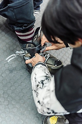 포토 JPG 전신 커플 여자 남자 겨울 스키장 실내 앉기 20대 성인 두명 옆모습 다정 한국인 하반신 몽골 성인만 국내포토 계절 아시아 뷰포인트 컨셉 관계 모션 사람 동양인 청년 내부 파일형식