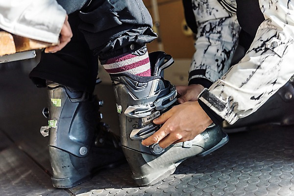 포토 JPG 손 커플 여자 남자 겨울 스키장 실내 앉기 20대 성인 두명 옆모습 신체부위 다정 한국인 하반신 몽골 스키화 착용 성인만 국내포토 계절 아시아 뷰포인트 컨셉 관계 모션 사람 동양인 청년 내부 스키장비 파일형식