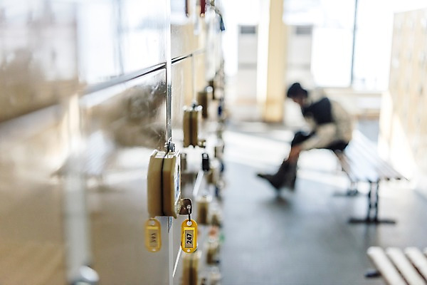 포토 JPG 전신 남자 겨울 벤치 스키장 실내 한명 앉기 20대 성인 옆모습 아웃포커스 한국인 몽골 사물함 스키화 착용 성인남자한명만 국내포토 1 계절 아시아 뷰포인트 의자 모션 촬영기법 사람 동양인 청년 내부 스키장비 남자한명만 성인남자만 파일형식