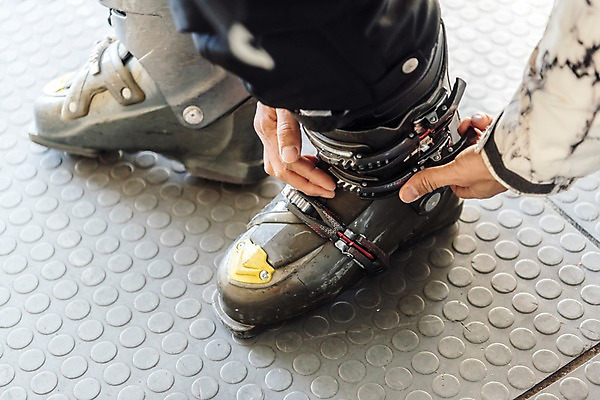 포토 JPG 손 남자 겨울 스키장 실내 한명 앉기 20대 성인 신체부위 한국인 하반신 몽골 스키화 착용 성인남자한명만 국내포토 1 계절 아시아 모션 사람 동양인 청년 내부 스키장비 남자한명만 성인남자만 파일형식