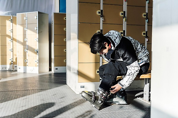 포토 JPG 전신 남자 겨울 벤치 스키장 실내 한명 앉기 20대 성인 옆모습 한국인 몽골 사물함 스키화 착용 성인남자한명만 국내포토 1 계절 아시아 뷰포인트 의자 모션 사람 동양인 청년 내부 스키장비 남자한명만 성인남자만 파일형식