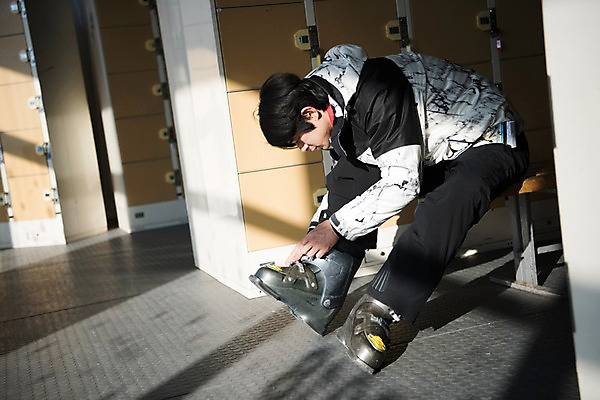 포토 JPG 전신 남자 겨울 벤치 스키장 실내 한명 앉기 20대 성인 옆모습 한국인 몽골 사물함 스키화 착용 성인남자한명만 국내포토 1 계절 아시아 뷰포인트 의자 모션 사람 동양인 청년 내부 스키장비 남자한명만 성인남자만 파일형식