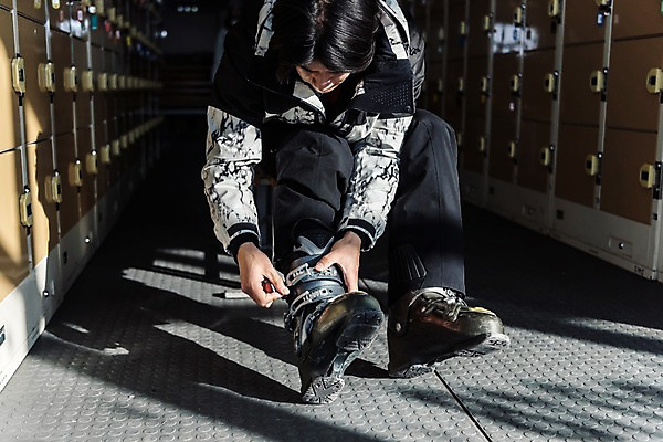 포토 JPG 전신 남자 겨울 스키장 실내 한명 앉기 20대 성인 앞모습 한국인 몽골 사물함 스키화 착용 성인남자한명만 국내포토 1 계절 아시아 뷰포인트 모션 사람 동양인 청년 내부 스키장비 남자한명만 성인남자만 파일형식