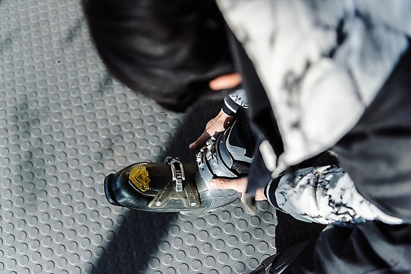 포토 JPG 전신 남자 겨울 스키장 실내 한명 앉기 20대 성인 한국인 몽골 스키화 착용 성인남자한명만 국내포토 1 계절 아시아 모션 사람 동양인 청년 내부 스키장비 남자한명만 성인남자만 파일형식