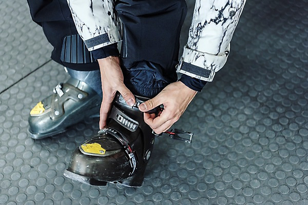 포토 JPG 남자 겨울 스키장 실내 한명 20대 성인 앞모습 한국인 하반신 몽골 스키화 착용 성인남자한명만 국내포토 1 계절 아시아 뷰포인트 사람 동양인 청년 내부 스키장비 남자한명만 성인남자만 파일형식