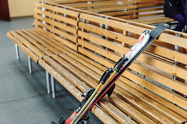 포토 JPG 겨울 벤치 스키 스키장 실내 사람없음 몽골 국내포토 계절 아시아 의자 겨울스포츠 내부 파일형식