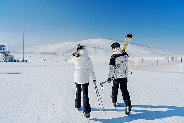 포토 JPG 주간 전신 커플 여자 남자 겨울 스키 스키장 들기 20대 성인 야외 두명 뒷모습 걷기 한국인 눈 몽골 즐거움 스키장비 성인만 국내포토 자연요소 계절 감정 아시아 스포츠용품 뷰포인트 관계 모션 날씨 겨울스포츠 사람 동양인 청년 파일형식