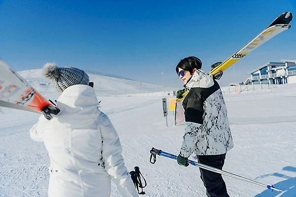 포토 JPG 주간 커플 여자 남자 겨울 스키 스키장 들기 상반신 20대 성인 야외 두명 뒷모습 걷기 한국인 눈 몽골 즐거움 스키장비 성인만 국내포토 자연요소 계절 감정 아시아 스포츠용품 뷰포인트 관계 모션 날씨 겨울스포츠 사람 동양인 청년 파일형식