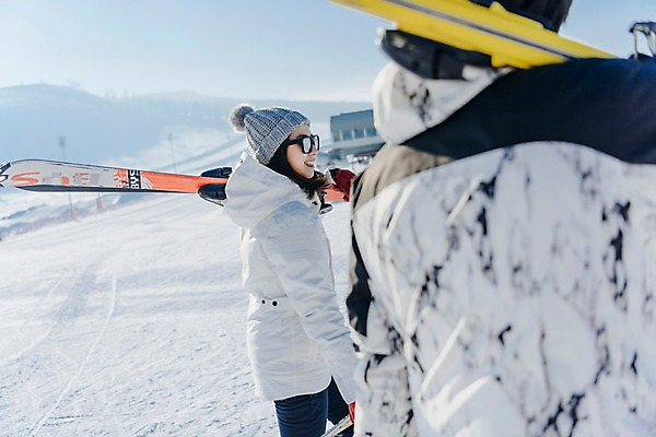 포토 JPG 주간 커플 여자 남자 겨울 스키 스키장 들기 상반신 20대 성인 야외 두명 옆모습 뒷모습 걷기 한국인 눈 몽골 즐거움 스키장비 성인만 국내포토 자연요소 계절 감정 아시아 스포츠용품 뷰포인트 관계 모션 날씨 겨울스포츠 사람 동양인 청년 파일형식