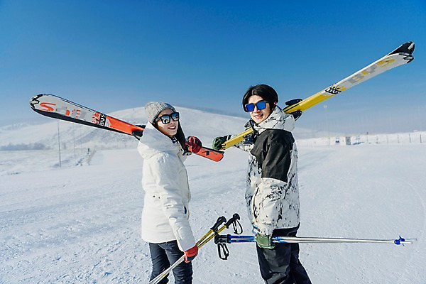 포토 JPG 주간 커플 여자 남자 겨울 스키 스키장 서기 들기 상반신 20대 성인 야외 두명 뒷모습 한국인 눈 뒤돌아보기 몽골 즐거움 스키장비 성인만 국내포토 자연요소 계절 감정 아시아 스포츠용품 뷰포인트 관계 모션 날씨 겨울스포츠 사람 동양인 청년 파일형식