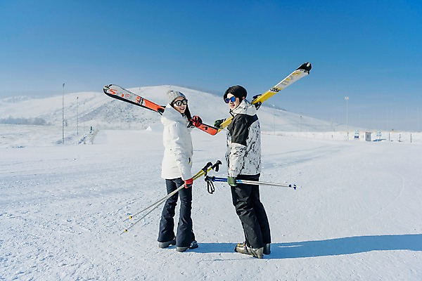 포토 JPG 주간 전신 커플 여자 남자 겨울 스키 스키장 서기 들기 20대 성인 야외 두명 뒷모습 한국인 눈 뒤돌아보기 몽골 즐거움 스키장비 성인만 국내포토 자연요소 계절 감정 아시아 스포츠용품 뷰포인트 관계 모션 날씨 겨울스포츠 사람 동양인 청년 파일형식