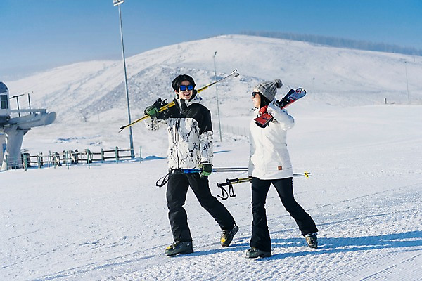 포토 JPG 주간 전신 커플 여자 남자 겨울 스키 스키장 미소 들기 20대 성인 야외 두명 앞모습 걷기 한국인 눈 몽골 즐거움 스키장비 성인만 국내포토 자연요소 계절 감정 아시아 스포츠용품 뷰포인트 관계 모션 날씨 겨울스포츠 표정 사람 동양인 청년 파일형식