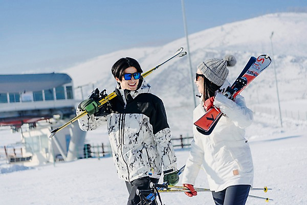 포토 JPG 주간 커플 여자 남자 겨울 스키 스키장 미소 들기 상반신 20대 성인 야외 두명 앞모습 마주보기 걷기 한국인 눈 몽골 즐거움 스키장비 성인만 국내포토 자연요소 계절 감정 아시아 스포츠용품 뷰포인트 관계 모션 날씨 겨울스포츠 표정 사람 동양인 청년 파일형식