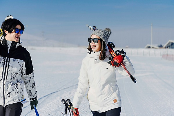 포토 JPG 주간 커플 여자 남자 겨울 스키 스키장 미소 들기 상반신 20대 성인 야외 두명 앞모습 걷기 한국인 눈 몽골 즐거움 스키장비 성인만 국내포토 자연요소 계절 감정 아시아 스포츠용품 뷰포인트 관계 모션 날씨 겨울스포츠 표정 사람 동양인 청년 파일형식