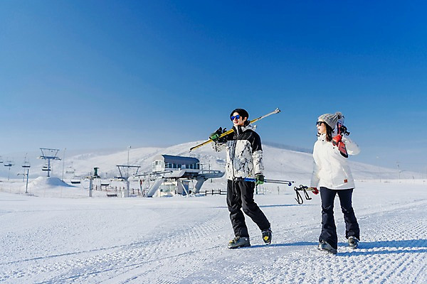 포토 JPG 주간 전신 커플 여자 남자 겨울 스키 스키장 미소 들기 20대 성인 야외 두명 앞모습 걷기 한국인 눈 몽골 즐거움 스키장비 성인만 국내포토 자연요소 계절 감정 아시아 스포츠용품 뷰포인트 관계 모션 날씨 겨울스포츠 표정 사람 동양인 청년 파일형식