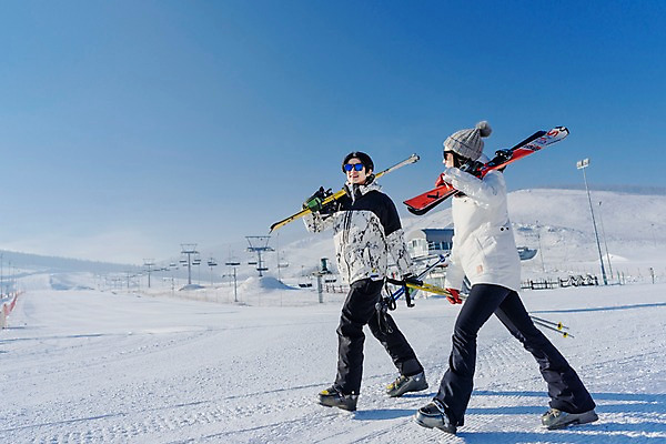 포토 JPG 주간 전신 커플 여자 남자 겨울 스키 스키장 들기 20대 성인 야외 두명 옆모습 걷기 한국인 눈 몽골 즐거움 스키장비 성인만 국내포토 자연요소 계절 감정 아시아 스포츠용품 뷰포인트 관계 모션 날씨 겨울스포츠 사람 동양인 청년 파일형식