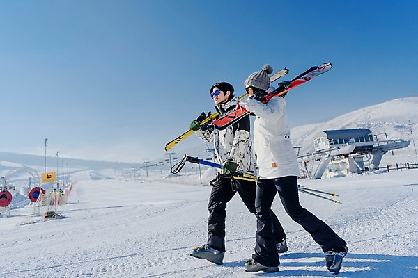 포토 JPG 주간 전신 커플 여자 남자 겨울 스키 스키장 들기 20대 성인 야외 두명 옆모습 걷기 한국인 눈 몽골 즐거움 스키장비 성인만 국내포토 자연요소 계절 감정 아시아 스포츠용품 뷰포인트 관계 모션 겨울스포츠 사람 동양인 청년 파일형식
