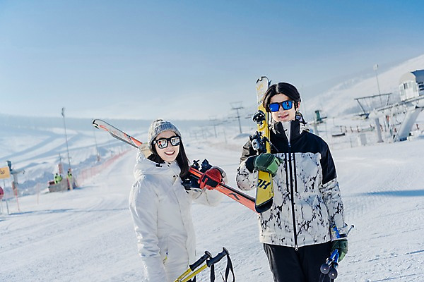 포토 JPG 주간 커플 여자 남자 겨울 스키 스키장 서기 미소 들기 상반신 20대 성인 야외 두명 앞모습 한국인 눈 몽골 즐거움 스키장비 성인만 국내포토 자연요소 계절 감정 아시아 스포츠용품 뷰포인트 관계 모션 날씨 겨울스포츠 표정 사람 동양인 청년 파일형식