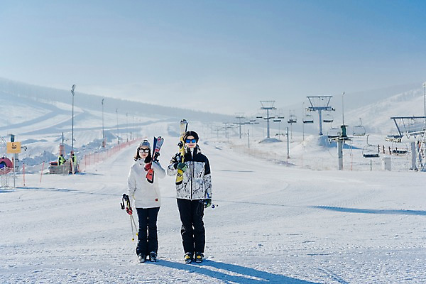 포토 JPG 주간 전신 커플 여자 남자 겨울 스키 스키장 서기 들기 20대 성인 야외 두명 앞모습 걷기 한국인 눈 몽골 즐거움 스키장비 성인만 국내포토 자연요소 계절 감정 아시아 스포츠용품 뷰포인트 관계 모션 날씨 겨울스포츠 사람 동양인 청년 파일형식