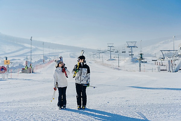 포토 JPG 주간 전신 커플 여자 남자 겨울 스키 스키장 미소 들기 20대 성인 야외 두명 앞모습 걷기 한국인 눈 몽골 즐거움 스키장비 성인만 국내포토 자연요소 계절 감정 아시아 스포츠용품 뷰포인트 관계 모션 날씨 겨울스포츠 표정 사람 동양인 청년 파일형식