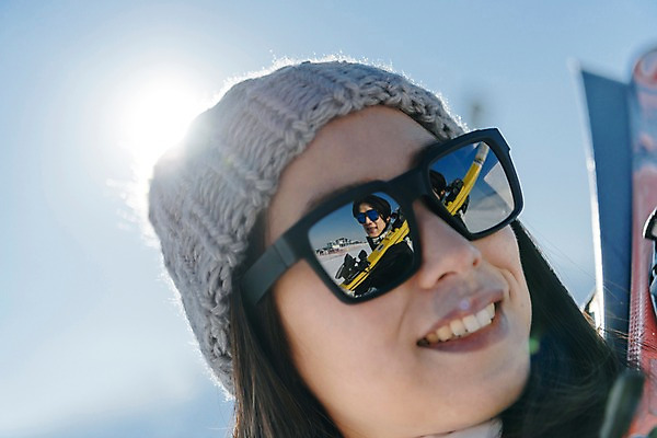 포토 JPG 주간 여자 얼굴 겨울 스키장 한명 미소 들기 근접촬영 20대 성인 야외 선글라스 햇빛 반사 한국인 눈 몽골 즐거움 스키장비 성인여자한명만 국내포토 자연요소 1 계절 감정 아시아 안경 스포츠용품 뷰포인트 모션 날씨 표정 사람 동양인 청년 신체부위 태양 여자한명만 성인여자만 파일형식