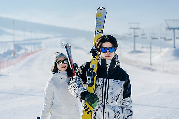 포토 JPG 주간 커플 여자 남자 겨울 스키 스키장 들기 상반신 20대 성인 야외 두명 앞모습 걷기 한국인 눈 몽골 즐거움 스키장비 성인만 국내포토 자연요소 계절 감정 아시아 스포츠용품 뷰포인트 관계 모션 날씨 겨울스포츠 사람 동양인 청년 파일형식