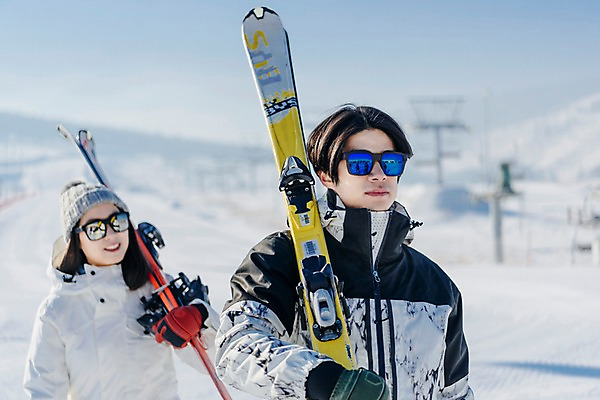 포토 JPG 주간 커플 여자 남자 겨울 스키 스키장 미소 들기 상반신 20대 성인 야외 두명 앞모습 걷기 한국인 눈 몽골 즐거움 스키장비 성인만 국내포토 자연요소 계절 감정 아시아 스포츠용품 뷰포인트 관계 모션 날씨 겨울스포츠 표정 사람 동양인 청년 파일형식