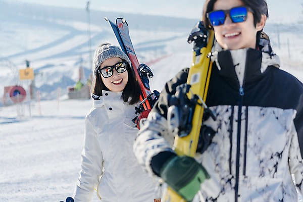 포토 JPG 주간 커플 여자 남자 겨울 스키 스키장 미소 들기 상반신 20대 성인 야외 두명 앞모습 걷기 한국인 눈 몽골 즐거움 스키장비 성인만 국내포토 자연요소 계절 감정 아시아 스포츠용품 뷰포인트 관계 모션 날씨 겨울스포츠 표정 사람 동양인 청년 파일형식