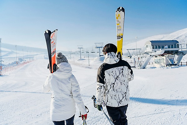 포토 JPG 주간 커플 여자 남자 겨울 스키 스키장 들기 상반신 20대 성인 야외 두명 뒷모습 걷기 한국인 눈 몽골 즐거움 스키장비 성인만 국내포토 자연요소 계절 감정 아시아 스포츠용품 뷰포인트 관계 모션 날씨 겨울스포츠 사람 동양인 청년 파일형식