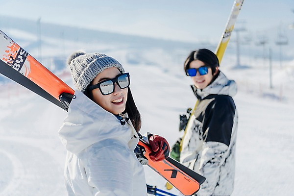 포토 JPG 주간 커플 여자 남자 겨울 스키 스키장 서기 들기 상반신 20대 성인 야외 두명 뒷모습 아웃포커스 한국인 눈 뒤돌아보기 몽골 즐거움 스키장비 성인만 국내포토 자연요소 계절 감정 아시아 스포츠용품 뷰포인트 관계 모션 날씨 겨울스포츠 촬영기법 사람 동양인 청년 파일형식