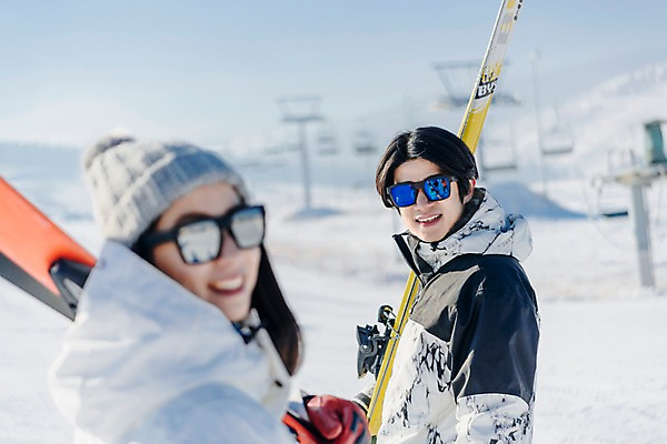 포토 JPG 주간 커플 여자 남자 겨울 스키 스키장 서기 들기 상반신 20대 성인 야외 두명 뒷모습 아웃포커스 한국인 눈 뒤돌아보기 몽골 즐거움 스키장비 성인만 국내포토 자연요소 계절 감정 아시아 스포츠용품 뷰포인트 관계 모션 날씨 겨울스포츠 촬영기법 사람 동양인 청년 파일형식