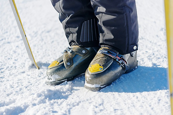 포토 JPG 주간 남자 겨울 스키 스키장 한명 서기 20대 성인 야외 앞모습 한국인 하반신 눈 몽골 스키화 성인남자한명만 국내포토 자연요소 1 계절 아시아 뷰포인트 모션 날씨 겨울스포츠 사람 동양인 청년 스키장비 남자한명만 성인남자만 파일형식