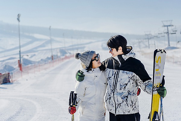 포토 JPG 주간 커플 여자 남자 겨울 스키 스키장 서기 미소 상반신 20대 성인 야외 두명 앞모습 마주보기 다정 한국인 눈 몽골 성인만 어깨에손 국내포토 자연요소 계절 아시아 뷰포인트 컨셉 관계 모션 날씨 겨울스포츠 표정 사람 동양인 청년 파일형식