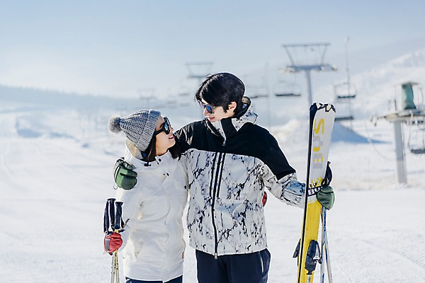 포토 JPG 주간 커플 여자 남자 겨울 스키 스키장 서기 미소 상반신 20대 성인 야외 두명 앞모습 마주보기 다정 한국인 눈 몽골 성인만 어깨에손 국내포토 자연요소 계절 아시아 뷰포인트 컨셉 관계 모션 날씨 겨울스포츠 표정 사람 동양인 청년 파일형식