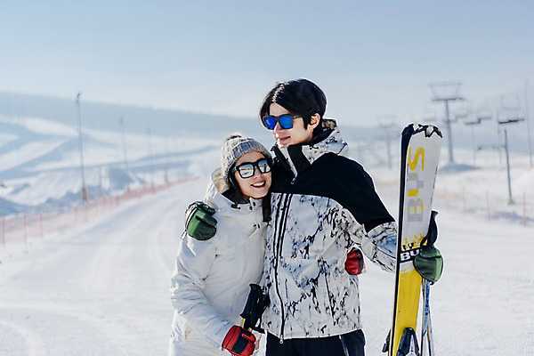 포토 JPG 주간 커플 여자 남자 겨울 포옹 스키 스키장 서기 미소 상반신 20대 성인 야외 두명 앞모습 마주보기 다정 한국인 눈 몽골 성인만 어깨에손 국내포토 자연요소 계절 아시아 뷰포인트 컨셉 관계 안기 모션 날씨 겨울스포츠 표정 사람 동양인 청년 파일형식